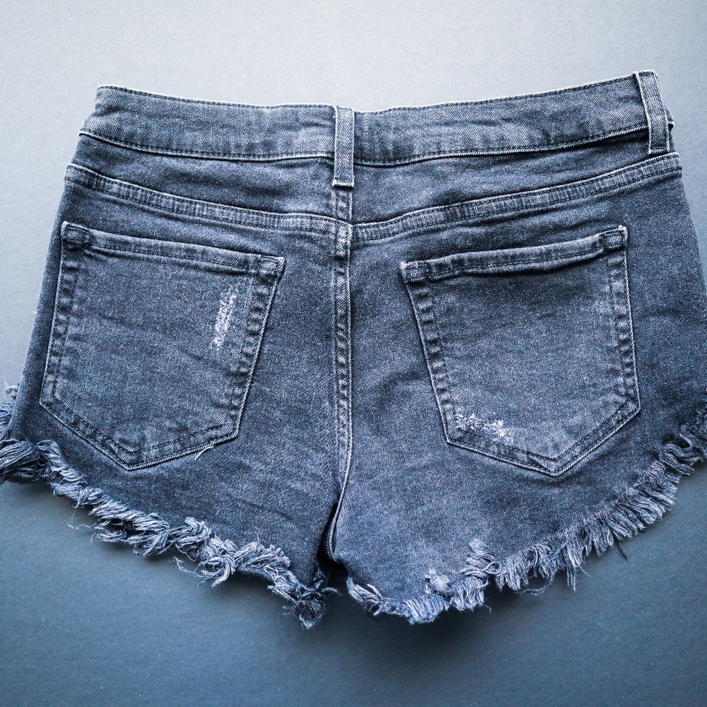 F21 | Shredded Cheeky Jean Shorts - Picture 4 of 4